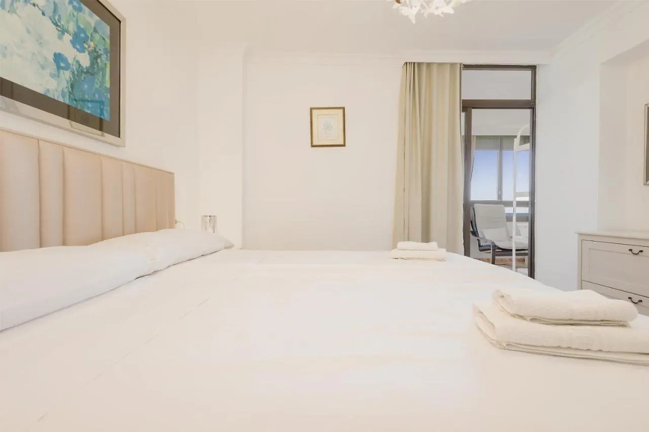Beachfront Apartment With Stunning Views In Torremolinos Španělsko